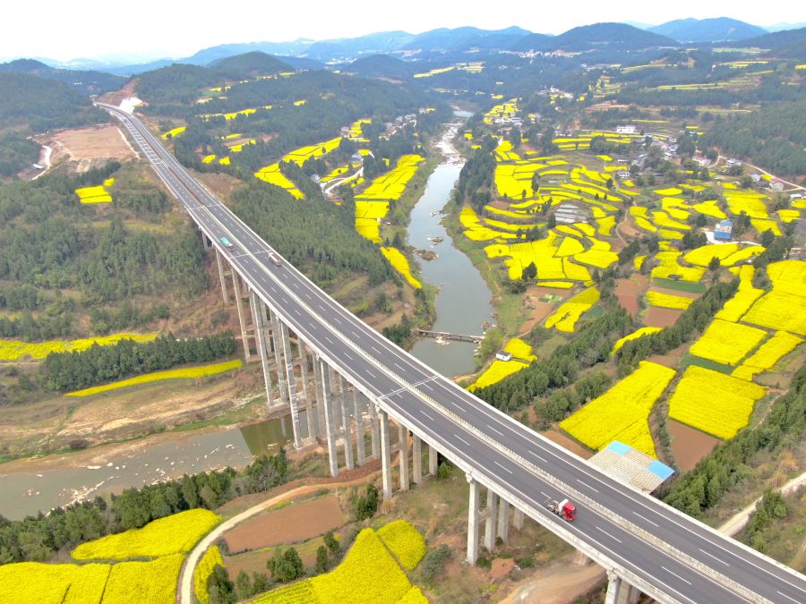 绵西高速梓江大桥，梓江大桥是绵西高速公路最大的一座桥梁，是关键节点工程，位于盐亭县毛公乡白林村境内，梓江大桥全长704米，主桥为72米+130米+72米的分离式连续钢构大桥。.jpg