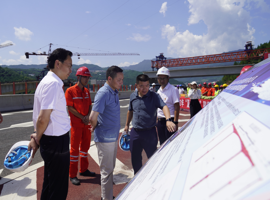 蜀道集团党委委员、副董事长周黎明一行赴镇广公司一线开展安全环保、防汛减灾专项检查暨2022年“夏送清凉”慰问活动1.png