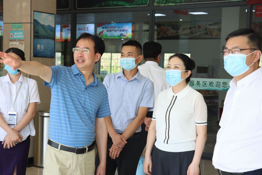 7月12日-13日，四川省纪委监委驻蜀道集团纪检监察组组长、蜀道集团党委委员、纪委书记张毅率队赴宜泸宜叙公司开展半年度安全环保综合督查暨防汛减灾专项督查和“夏送清凉”慰问活动 (4).jpg