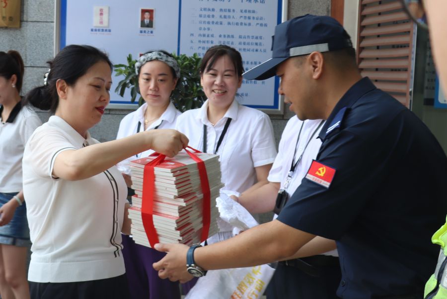 7月12日-13日，四川省纪委监委驻蜀道集团纪检监察组组长、蜀道集团党委委员、纪委书记张毅率队赴宜泸宜叙公司开展半年度安全环保综合督查暨防汛减灾专项督查和“夏送清凉”慰问活动 (1).jpg