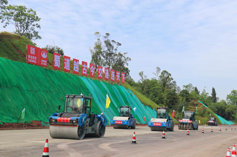 泸永高速公路路面无人摊压.jpg