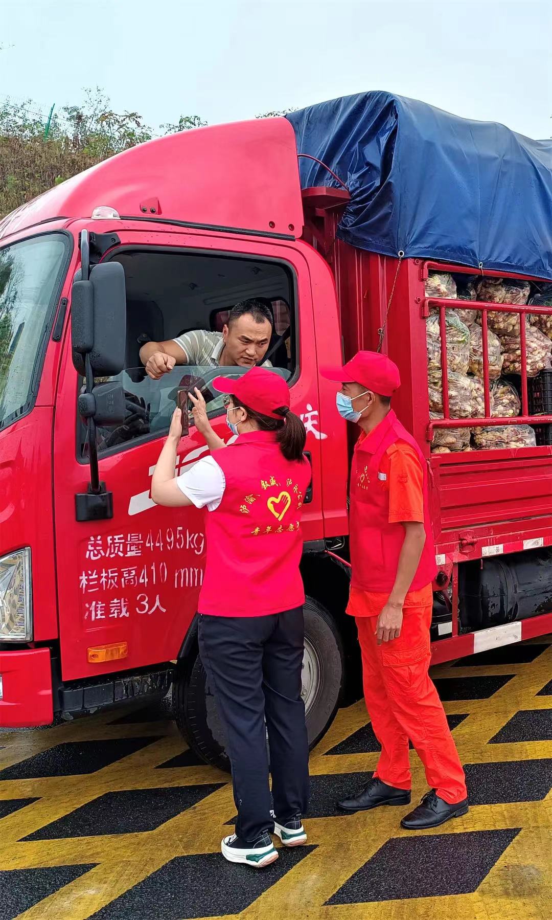 泸渝公司志愿者协助检查司乘人员健康码、行程卡、核酸检测报告.jpg